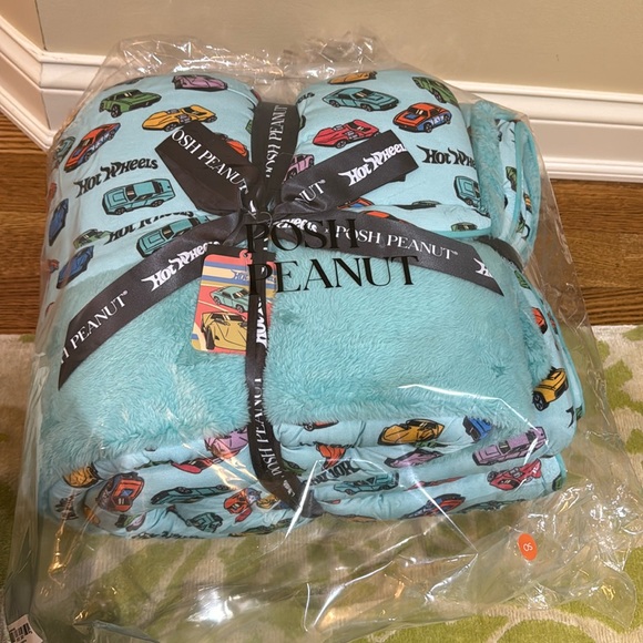 New with tags - Posh Peanut -  Retro Hot Wheels™ Grand Luxe Plush Patoo® Blanket - Picture 7 of 10